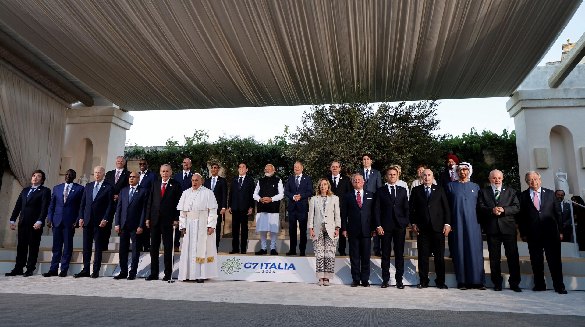 Foto de família com chefes de Estado do G7 e chefes de delegação de países do Outreach no resort Borgo Egnazia durante a Cúpula do G7 organizada pela Itália, em Savelletri, em 14 de junho de 2024 - Sputnik Brasil, 1920, 16.06.2024
