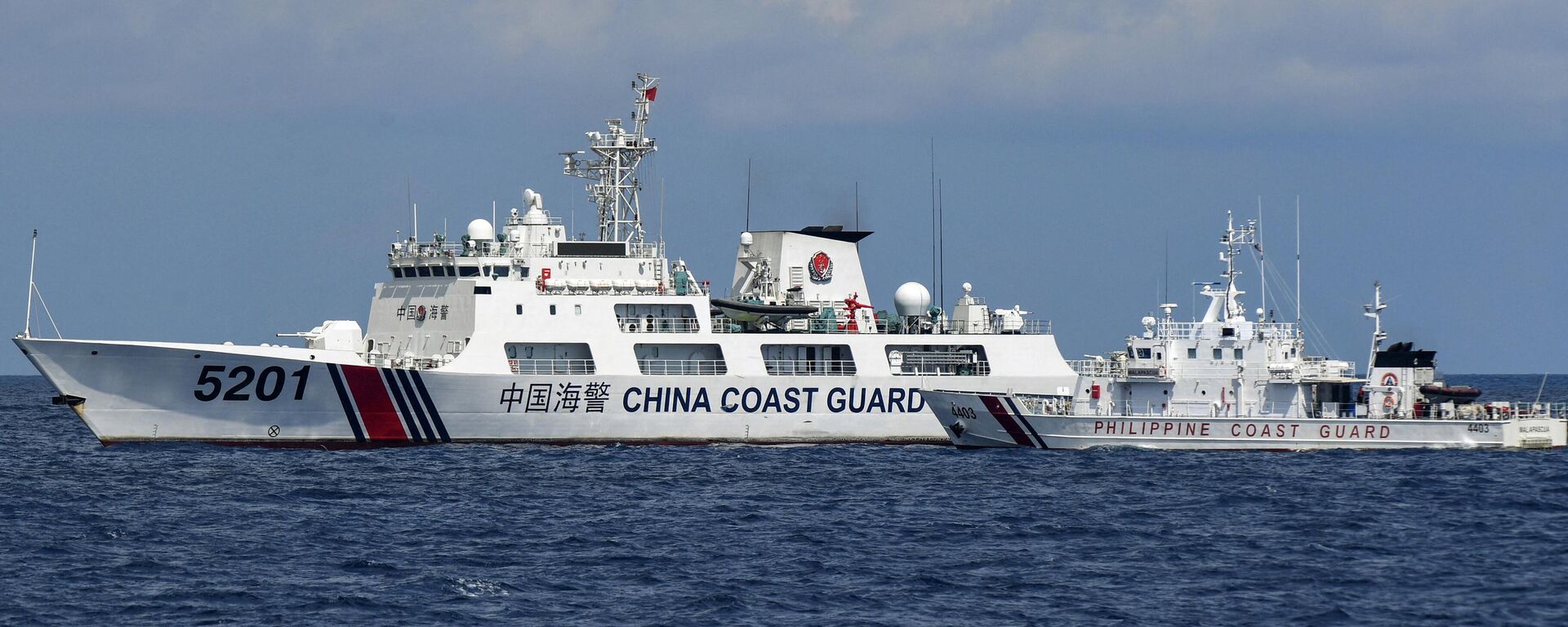 BRP Malapascua (à direita), barco da Guarda Costeira das Filipinas, manobra enquanto navio da Guarda Costeira da China corta seu caminho no Second Thomas Shoal, nas Ilhas Spratly, no disputado Mar do Sul da China, 23 de abril de 2023 - Sputnik Brasil, 1920, 17.06.2024