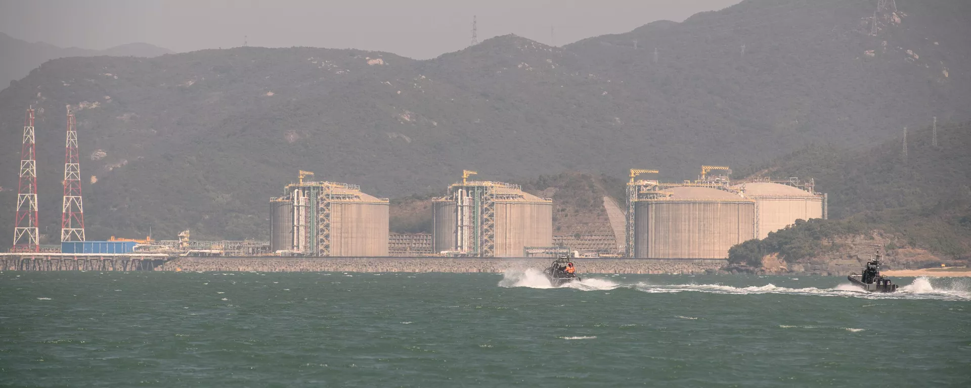 Polícia de Hong Kong passa perto de reatores da usina nuclear de Daya Bay como parte de um exercício de emergência nuclear do plano de contingência interdepartamental de Daya Bay, na ilha de Tung Ping Chau, em Hong Kong, em 20 de dezembro de 2017 - Sputnik Brasil, 1920, 17.06.2024