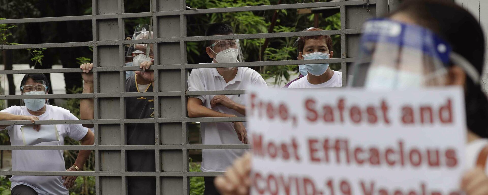 Trabalhadores da saúde nas Filipinas fazem protesto em frente a uma unidade de saúde e pedem vacinas gratuitas, seguras e mais eficazes contra a COVID-19. Quezon, 17 de junho de 2024 - Sputnik Brasil, 1920, 17.06.2024