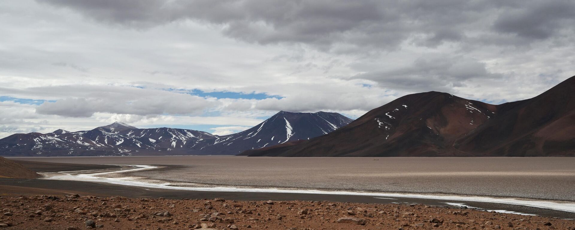 Vista do salar de La Isla, localizado a 3.950 metros acima do nível do mar, perto da fronteira com a Argentina, na região do Atacama, Chile, tirada em 16 de maio de 2024. O Chile planeja dobrar sua produção de lítio no deserto do Atacama por meio da exploração em Aguilar e La Isla, localizadas no Triângulo do Lítio, concluído pela Argentina e Bolívia - Sputnik Brasil, 1920, 18.06.2024