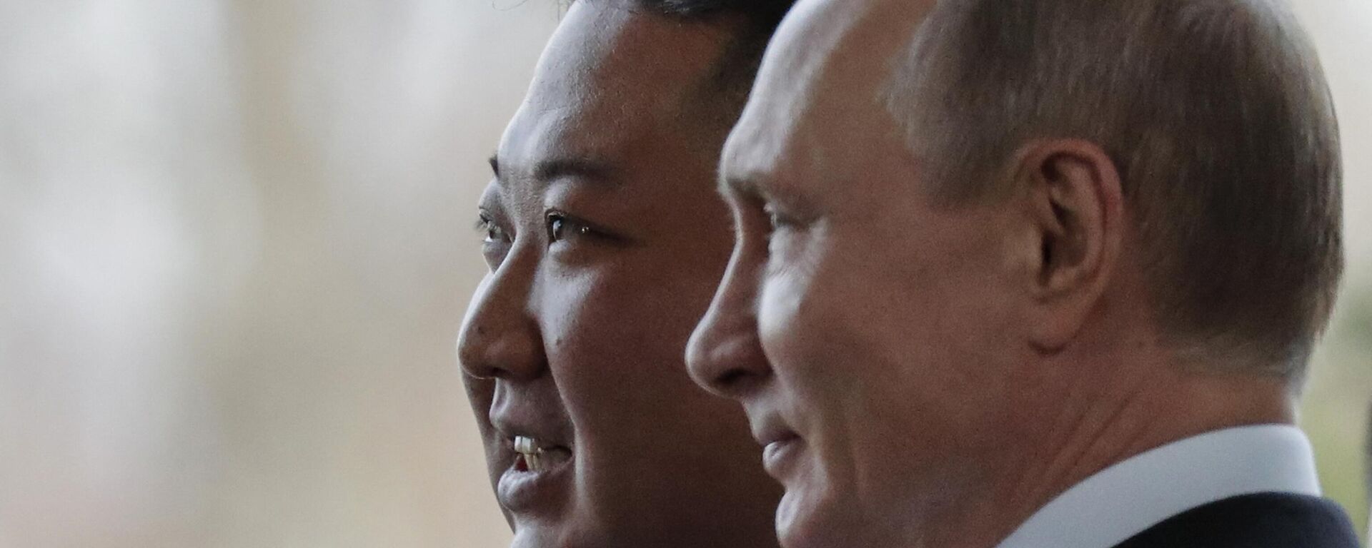 O presidente russo, Vladimir Putin, dá as boas-vindas ao líder norte-coreano Kim Jong Un antes de suas conversações no campus da Universidade Federal do Extremo Oriente, na ilha Russky, no porto de Vladivostok, no extremo leste da Rússia, 25 de abril de 2019 - Sputnik Brasil, 1920, 18.06.2024