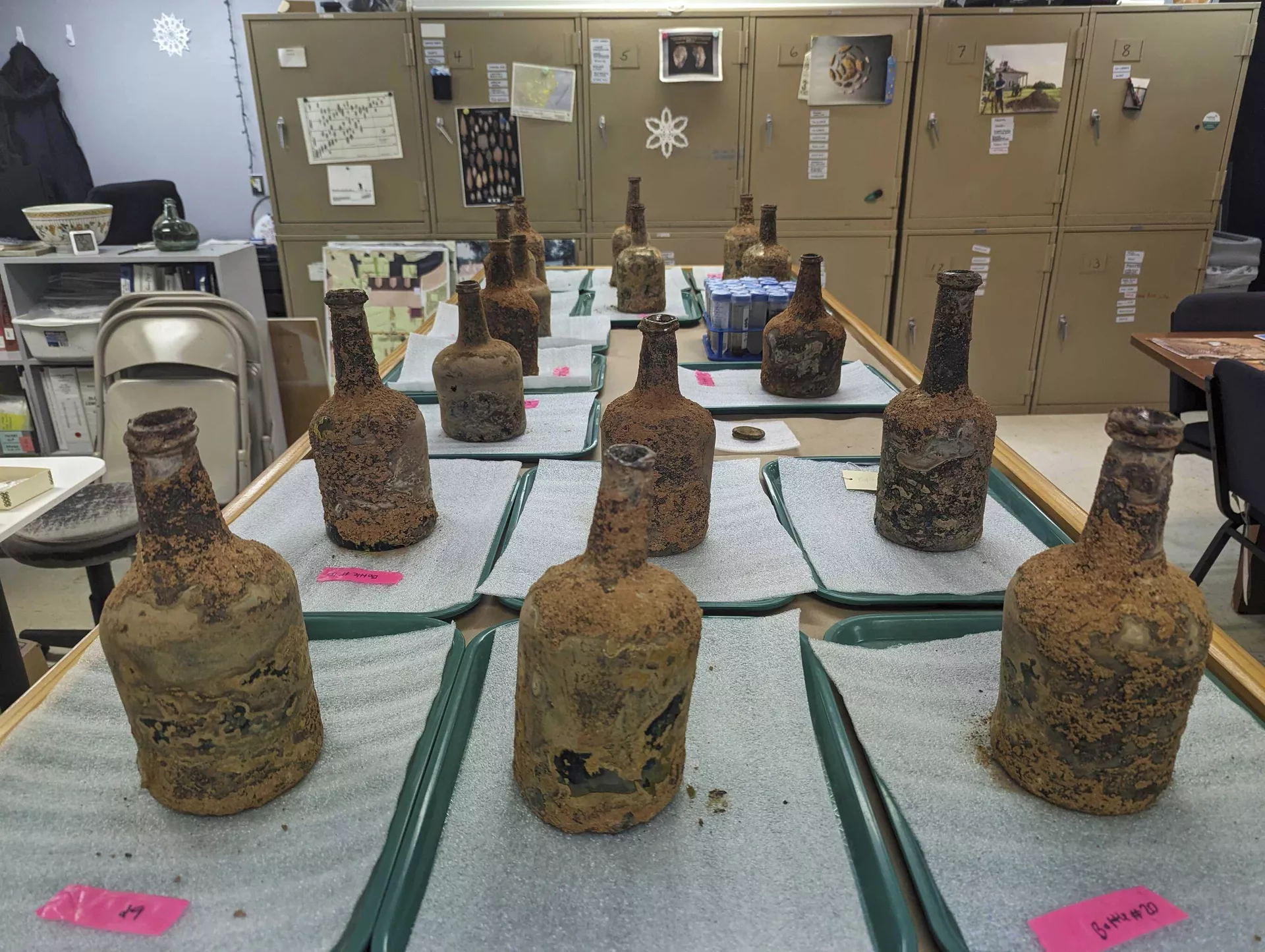 Garrafas de vidro do século XVIII que continham frutas em análise dentro de um laboratório de arqueologia perto da residência de George Washington em Mount Vernon, Virgínia, 17 de junho de 2024 - Sputnik Brasil, 1920, 18.06.2024