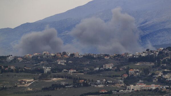Fumaça sobe após ataques aéreos israelenses nos arredores de Khiam, uma cidade perto da fronteira israelo-libanesa, vista da cidade de Marjayoun, sul do Líbano, 21 de dezembro de 2023 - Sputnik Brasil