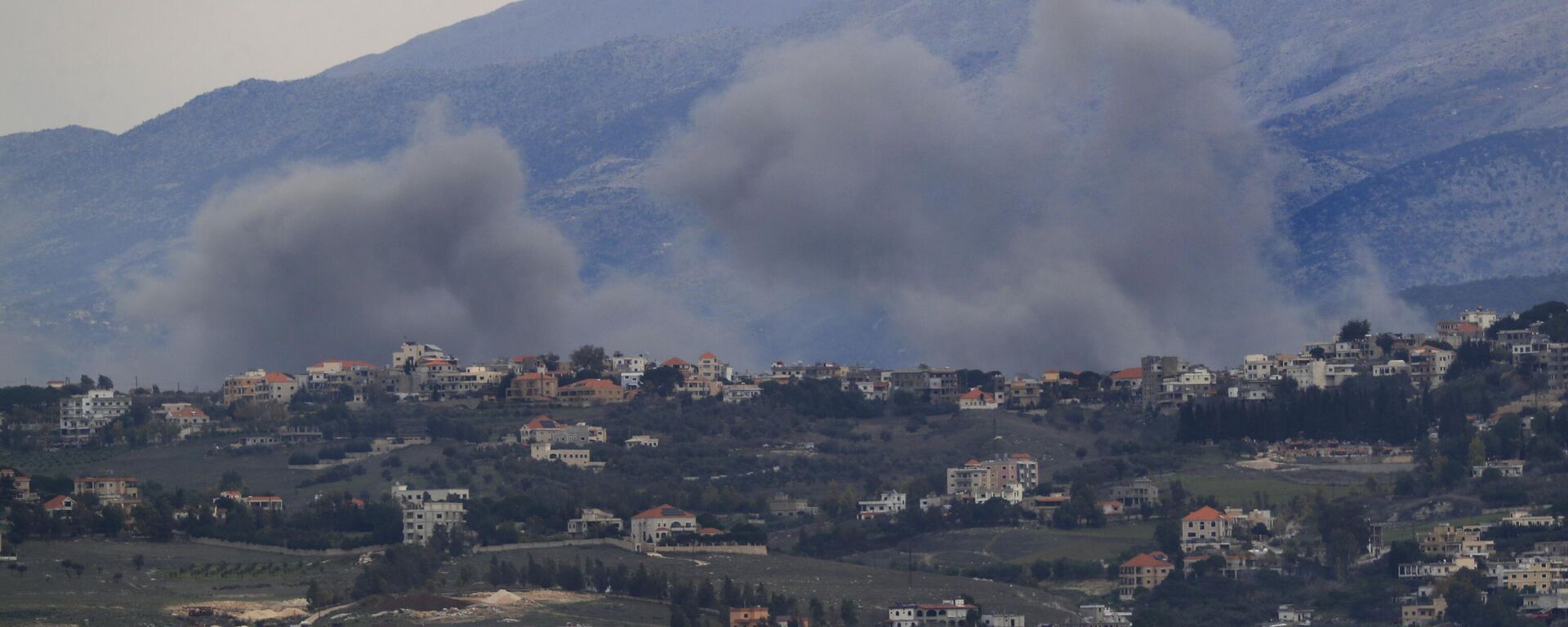 Fumaça sobe após ataques aéreos israelenses nos arredores de Khiam, cidade perto da fronteira israelo-libanesa, vista da cidade de Marjayoun, no sul do Líbano, em 21 de dezembro de 2023 - Sputnik Brasil, 1920, 21.09.2024