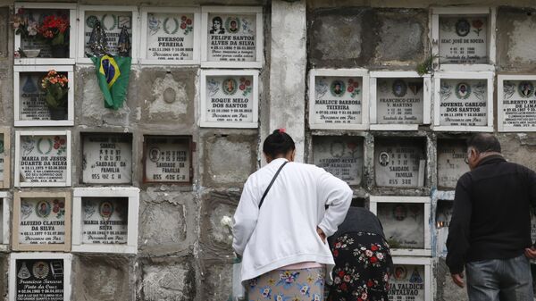 Pessoas prestam homenagens e visitam túmulos durante o Dia de Finados no cemitério São Luiz. São Paulo (SP), 2 de novembro de 2023 - Sputnik Brasil