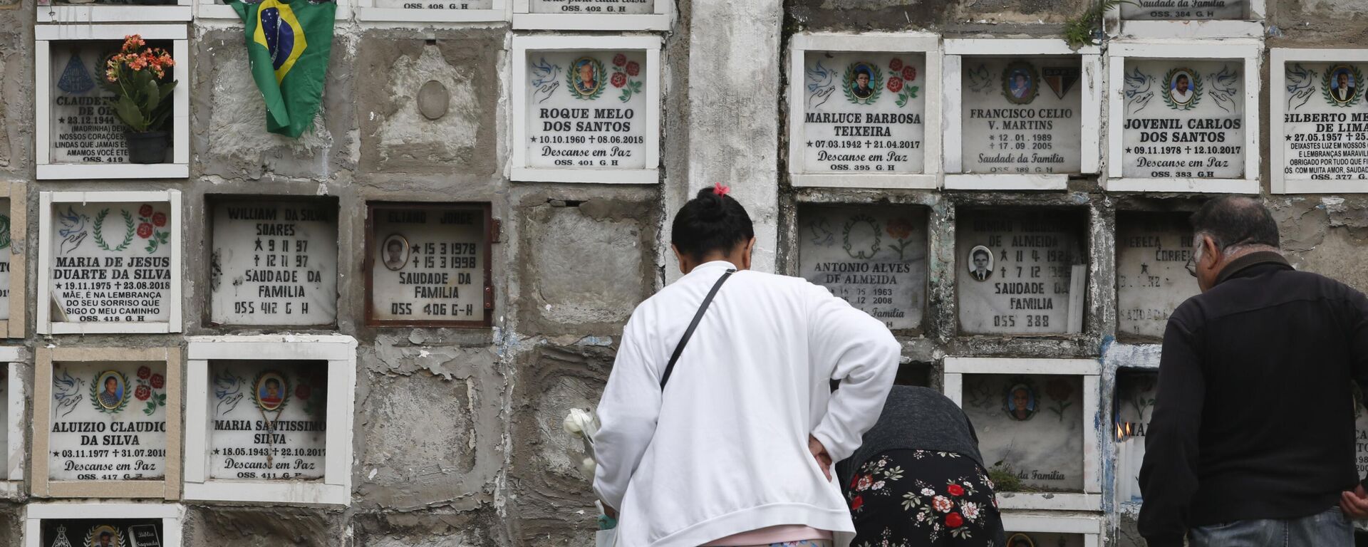 Pessoas prestam homenagens e visitam túmulos durante o Dia de Finados no cemitério São Luiz. São Paulo (SP), 2 de novembro de 2023 - Sputnik Brasil, 1920, 18.06.2024