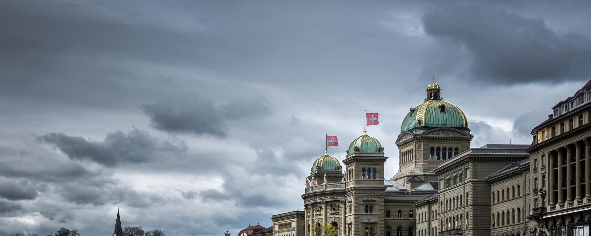 Casa do Parlamento Suíço sob pesadas nuvens, na capital suíça, Berna, em 3 de abril de 2024 - Sputnik Brasil, 1920, 18.06.2024