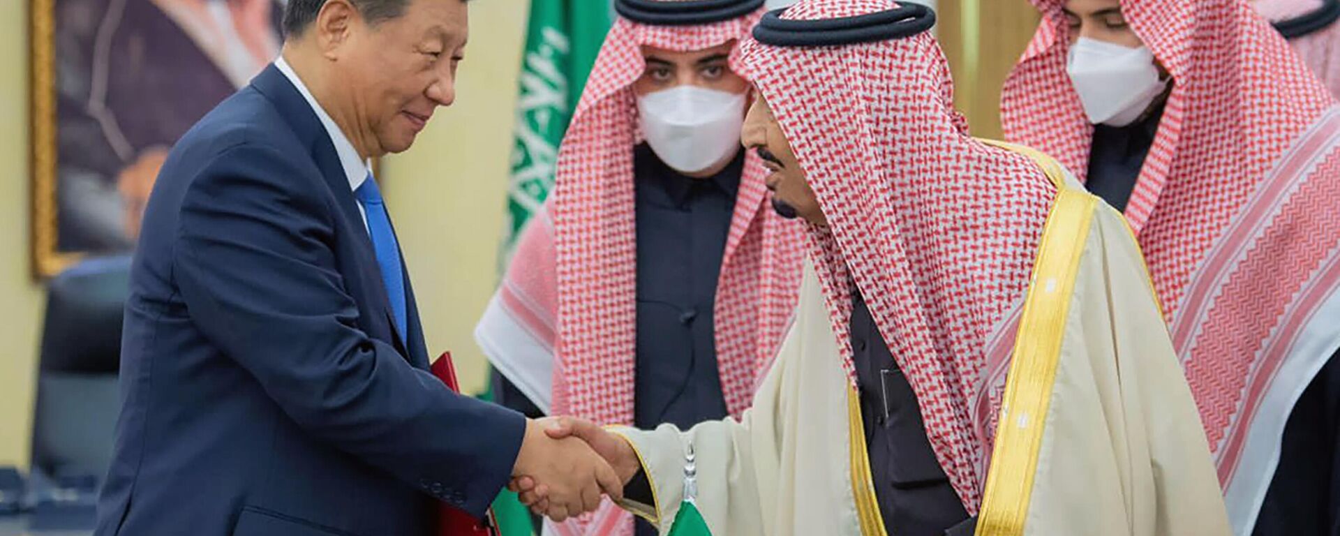 O presidente chinês, Xi Jinping, à esquerda, aperta a mão do rei saudita Salman bin Abdulaziz Al Saud, em Riad. Arábia Saudita, 8 de dezembro de 2022 - Sputnik Brasil, 1920, 18.06.2024