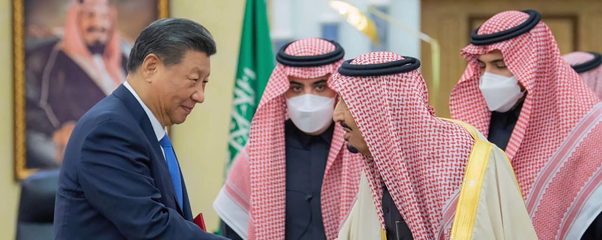 O presidente chinês, Xi Jinping, à esquerda, aperta a mão do rei saudita Salman bin Abdulaziz Al Saud, em Riad. Arábia Saudita, 8 de dezembro de 2022 - Sputnik Brasil, 1920, 18.06.2024