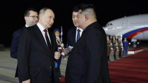 Presidente da Rússia, Vladimir Putin, é recebido pelo homólogo norte-coreano Kim Jong-un, em 18 de junho de 2024 - Sputnik Brasil