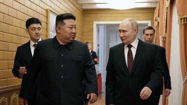 O presidente russo, Vladimir Putin, e o presidente da Comissão de Assuntos de Estado da República Popular Democrática da Coreia, Kim Jong-un (à esquerda), durante reunião em Pyongyang, em 18 de junho de 2024 - Sputnik Brasil