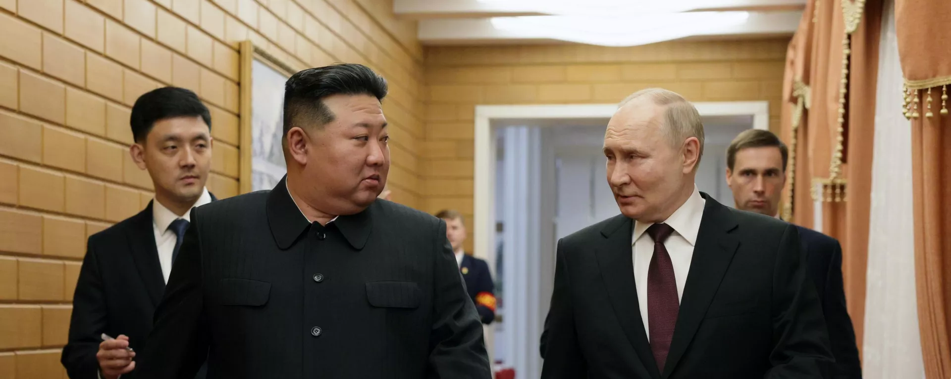 O presidente russo, Vladimir Putin, e o presidente da Comissão de Assuntos de Estado da República Popular Democrática da Coreia, Kim Jong-un (à esquerda), durante reunião em Pyongyang, em 18 de junho de 2024 - Sputnik Brasil, 1920, 18.06.2024