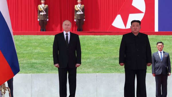 Vladimir Putin (à esquerda) e Kim Jong-un (à direita), presidentes da Rússia e da Coreia do Norte, respetivamente, participam da cerimônia oficial de boas-vindas na Praça Kim Il-sung, em Pyongyang, Coreia do Norte, 19 de junho de 2024 - Sputnik Brasil