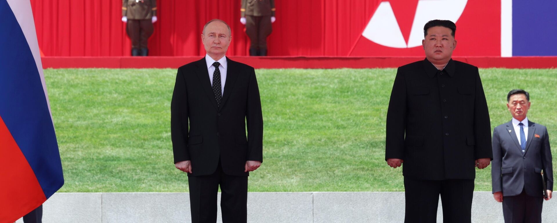 Vladimir Putin (à esquerda) e Kim Jong-un (à direita), presidentes da Rússia e da Coreia do Norte, respetivamente, participam da cerimônia oficial de boas-vindas na Praça Kim Il-sung, em Pyongyang, Coreia do Norte, 19 de junho de 2024 - Sputnik Brasil, 1920, 19.06.2024