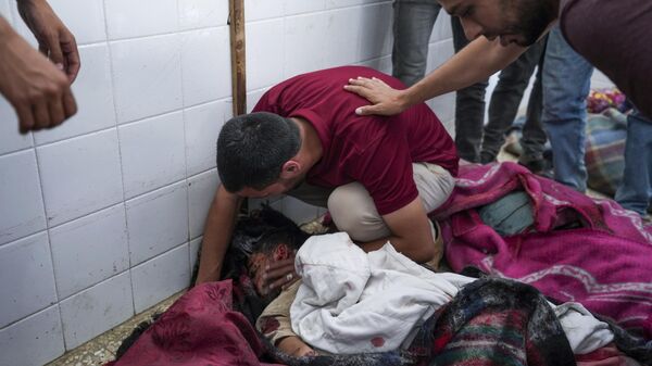 Palestinos lamentam os corpos de seus parentes mortos em um bombardeio israelense na Faixa de Gaza, 27 de maio de 2024 - Sputnik Brasil