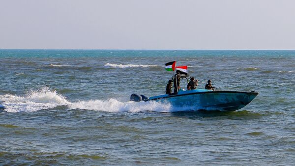 Membros da Guarda Costeira do Iêmen afiliados ao grupo houthi patrulham o mar enquanto manifestantes marcham pela cidade portuária de Hodeida, no mar Vermelho, em solidariedade ao povo de Gaza, em 4 de janeiro de 2024 - Sputnik Brasil