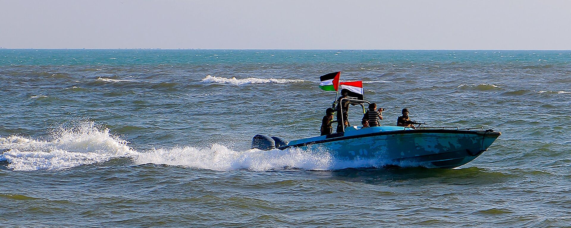 Membros da Guarda Costeira do Iêmen afiliados ao grupo houthi patrulham o mar enquanto manifestantes marcham pela cidade portuária de Hodeida, no mar Vermelho, em solidariedade ao povo de Gaza, em 4 de janeiro de 2024 - Sputnik Brasil, 1920, 25.06.2024