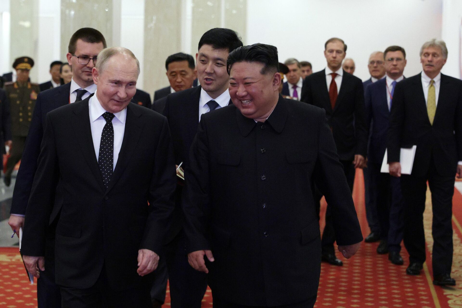 Em primeiro plano, o presidente russo, Vladimir Putin, e o líder norte-coreano, Kim Jong-un, conversam durante a visita do chefe de Estado da Rússia à Coreia do Norte, em 19 de junho de 2024 - Sputnik Brasil, 1920, 20.06.2024