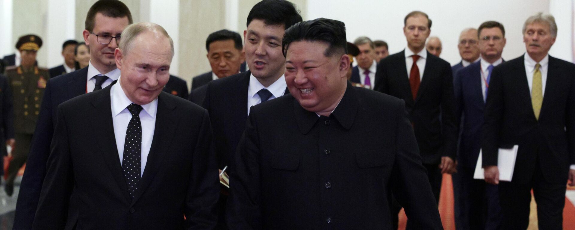 Em primeiro plano, o presidente russo, Vladimir Putin, e o líder norte-coreano, Kim Jong-un, conversam durante a visita do chefe de Estado da Rússia à Coreia do Norte, em 19 de junho de 2024 - Sputnik Brasil, 1920, 26.06.2024