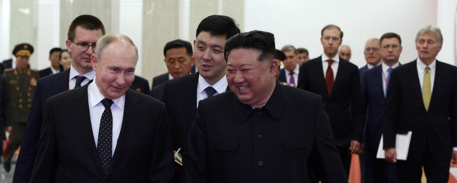 Em primeiro plano, o presidente russo, Vladimir Putin, e o líder norte-coreano, Kim Jong-un, conversam durante a visita do chefe de Estado da Rússia à Coreia do Norte, em 19 de junho de 2024 - Sputnik Brasil, 1920, 26.06.2024