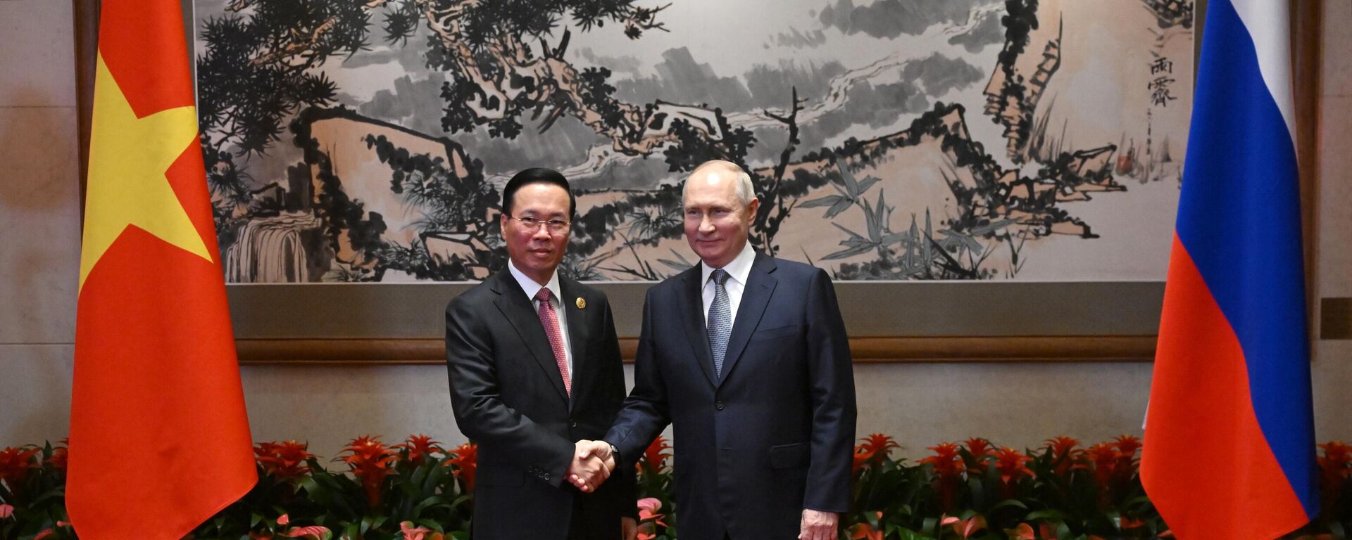 O presidente vietnamita Vo Van Thuong (E) e o presidente russo Vladimir Putin (D), participam de uma reunião como parte do 3º Fórum do Cinturão e Rota na Casa de Hóspedes do Estado de Diaoyutai, em Pequim, China, 17 de setembro de 2023 - Sputnik Brasil, 1920, 19.06.2024