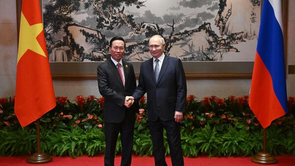 O presidente vietnamita Vo Van Thuong (E) e o presidente russo Vladimir Putin (D), participam de uma reunião como parte do 3º Fórum do Cinturão e Rota na Casa de Hóspedes do Estado de Diaoyutai, em Pequim, China, 17 de setembro de 2023 - Sputnik Brasil