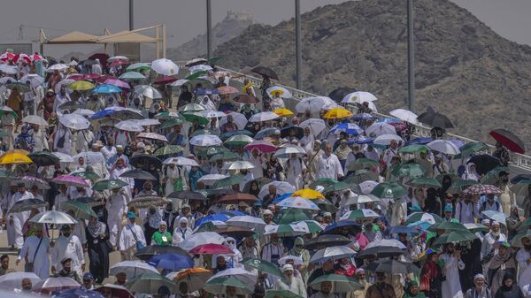 Muçulmanos durante peregrinação a Meca enfrentam altas temperaturas durante um dos verões mais severos da região. Arábia Saudita, 19 de junho de 2024 - Sputnik Brasil