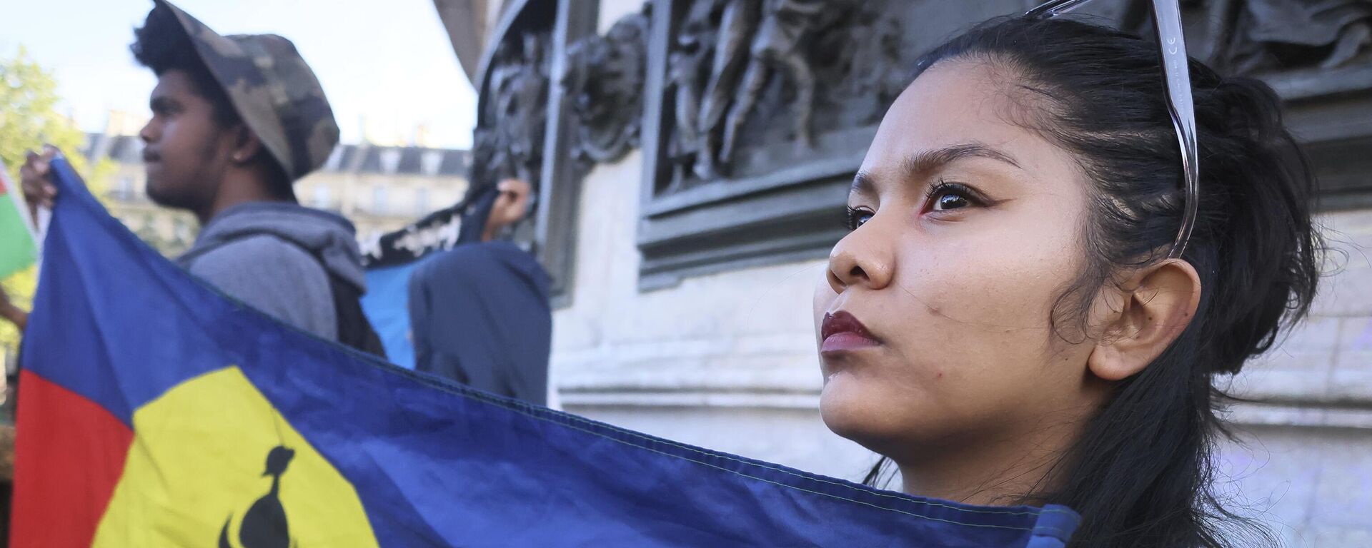 Manifestante segura bandeira não oficial da Nova Caledônia durante protesto em Paris em solidariedade ao território, em 16 de maio de 2024 - Sputnik Brasil, 1920, 19.06.2024