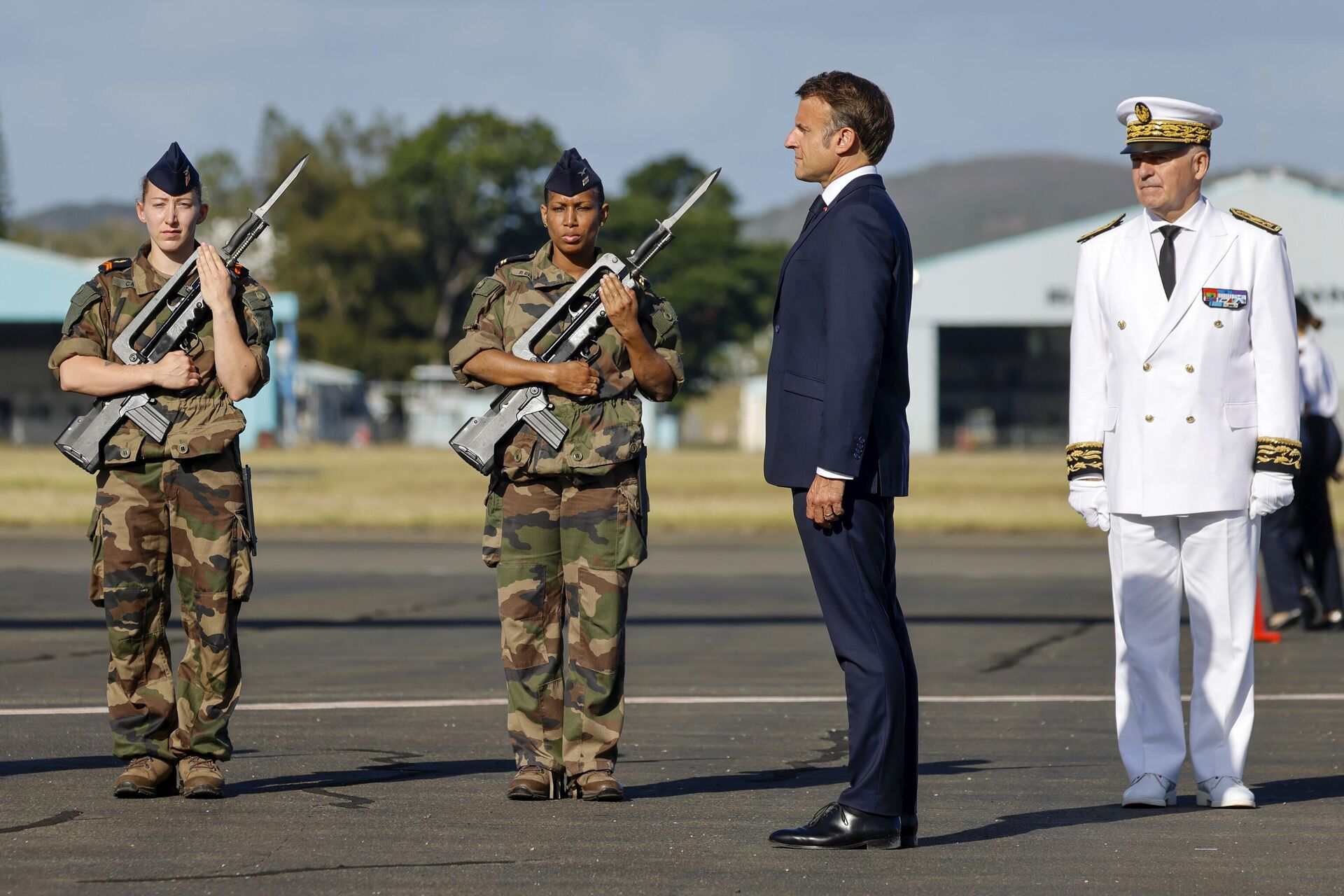 O presidente francês, Emmanuel Macron, ao lado do alto comissário da República na Nova Caledônia, Louis Le Franc (à direita), durante a cerimônia oficial de boas-vindas em sua chegada ao aeroporto internacional de La Tontouta, em Noumea, capital da Nova Caledônia, em 23 de maio de 2024 - Sputnik Brasil, 1920, 19.06.2024