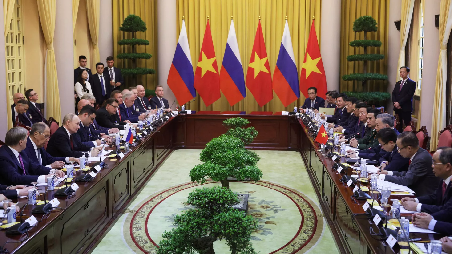 Vladimir Putin, presidente da Rússia (à esquerda), participa de conversas russo-vietnamitas no Palácio Presidencial em Hanói, Vietnã, 20 de junho de 2024 - Sputnik Brasil, 1920, 20.06.2024