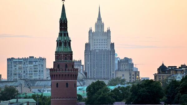 Torre Vodovzvodnaya do Kremlin de Moscou (à esquerda, no plano de frente), e prédio do Ministério das Relações Exteriores da Rússia (à direita, no segundo plano), foto publicada em 2 de junho de 2024 - Sputnik Brasil