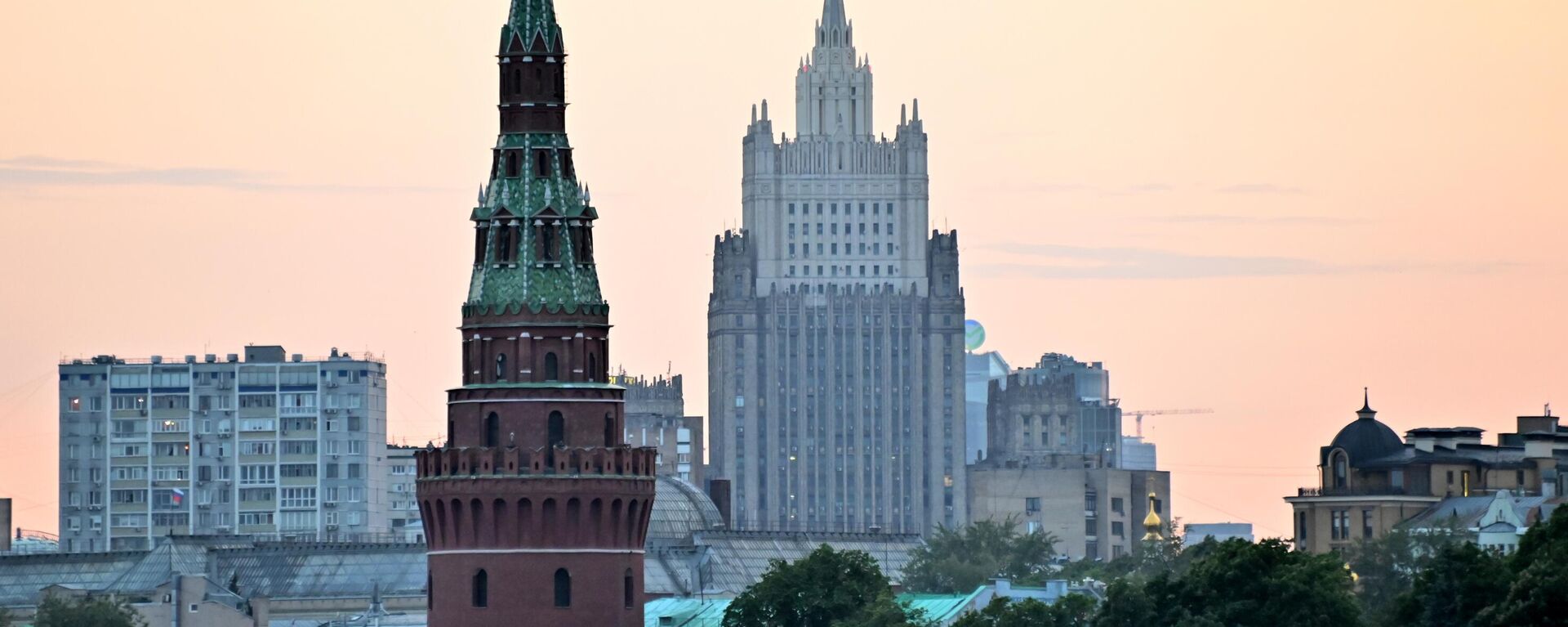 Paisagem composta pela torre Vodovzvodnaya do Kremlin de Moscou (em primeiro plano) e pelo prédio do Ministério das Relações Exteriores da Rússia (em segundo plano), em 2 de junho de 2024 - Sputnik Brasil, 1920, 28.10.2024