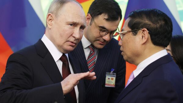 Em primeiro plano, o presidente russo Vladimir Putin (E) em diálogo com seu homólogo vietnamita To Lam (D) durante visita ao Vietnã, 20 de junho de 2024 - Sputnik Brasil