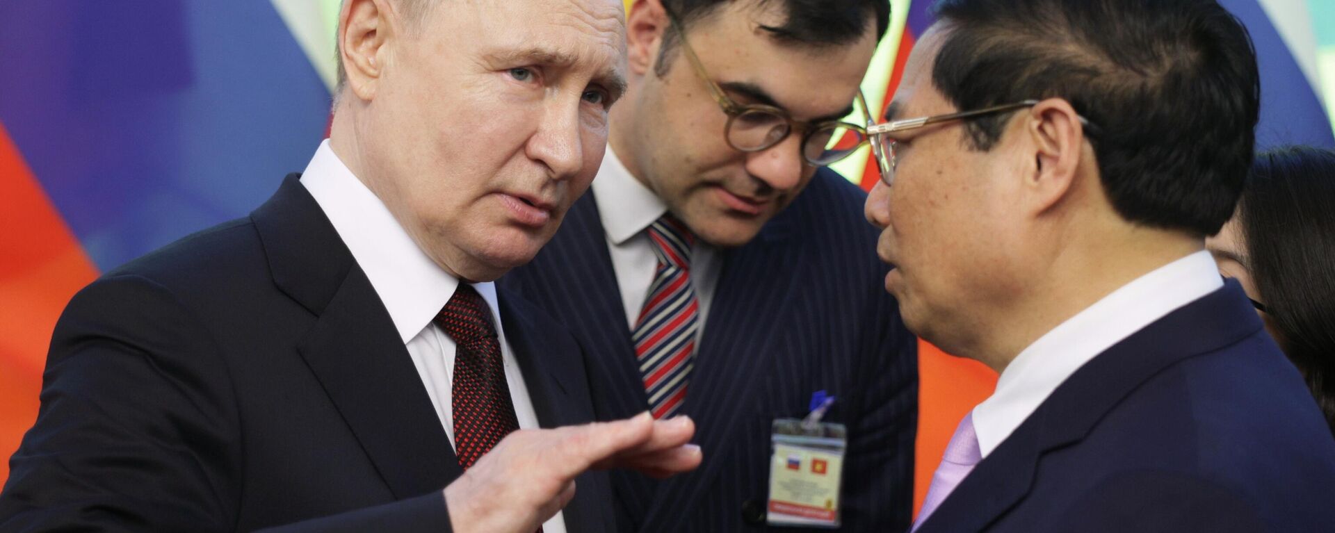 Em primeiro plano, o presidente russo Vladimir Putin (E) em diálogo com seu homólogo vietnamita To Lam (D) durante visita ao Vietnã, 20 de junho de 2024 - Sputnik Brasil, 1920, 20.06.2024