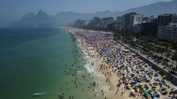 Pessoas vão à praia de Ipanema para se refrescar do calor, na cidade do Rio de Janeiro, no Brasil, em 24 de setembro de 2023 - Sputnik Brasil