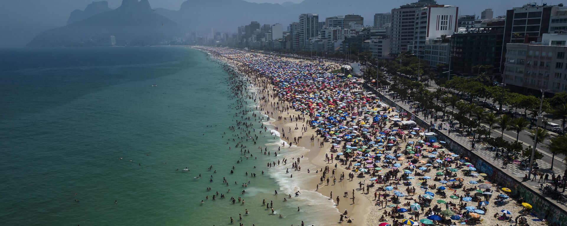 Pessoas vão à praia de Ipanema para se refrescar do calor, na cidade do Rio de Janeiro, no Brasil, em 24 de setembro de 2023 - Sputnik Brasil, 1920, 20.06.2024