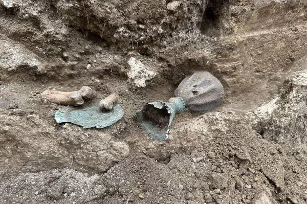 Sepultamento descoberto no leste da Hungria contendo um conjunto de comunhão de prata datado do século XIII ou XIV no local de uma abadia beneditina medieval - Sputnik Brasil