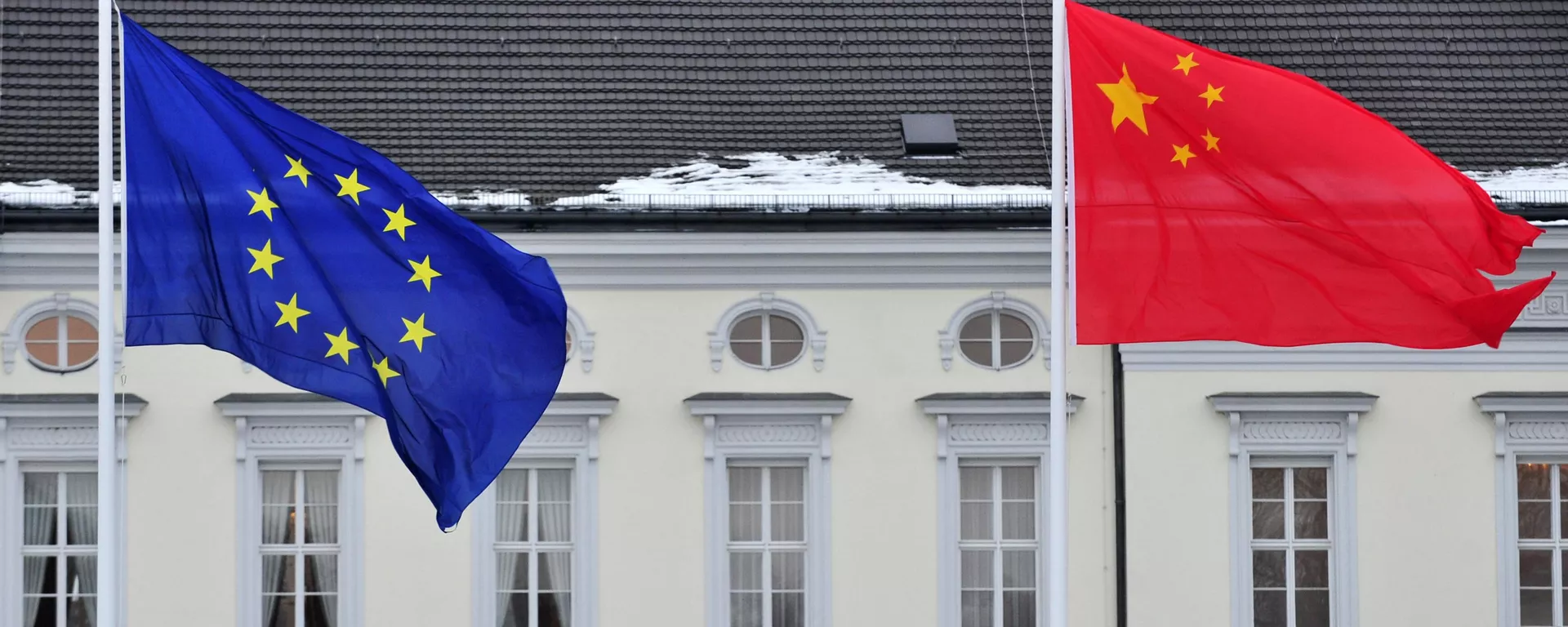 Uma bandeira chinesa (D) e da UE tremula em frente ao palácio presidencial Schloss Bellevue em Berlim (foto de arquivo) - Sputnik Brasil, 1920, 21.06.2024