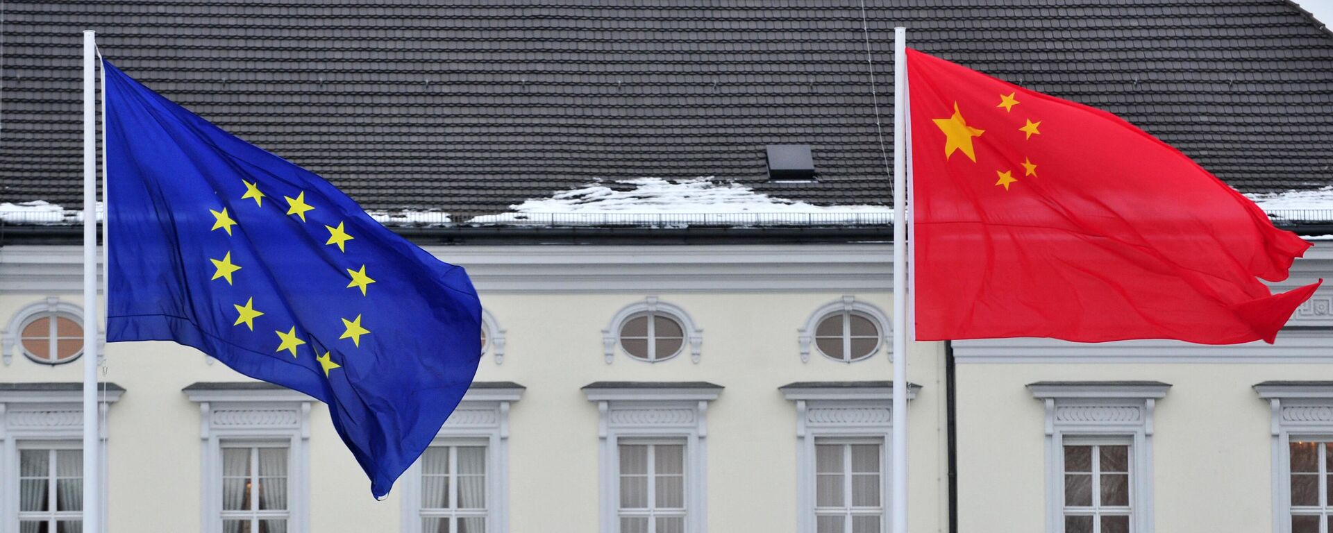 Uma bandeira chinesa (D) e da UE tremula em frente ao palácio presidencial Schloss Bellevue em Berlim (foto de arquivo) - Sputnik Brasil, 1920, 21.06.2024