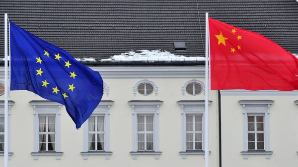 Uma bandeira chinesa (D) e da UE tremula em frente ao palácio presidencial Schloss Bellevue em Berlim (foto de arquivo) - Sputnik Brasil