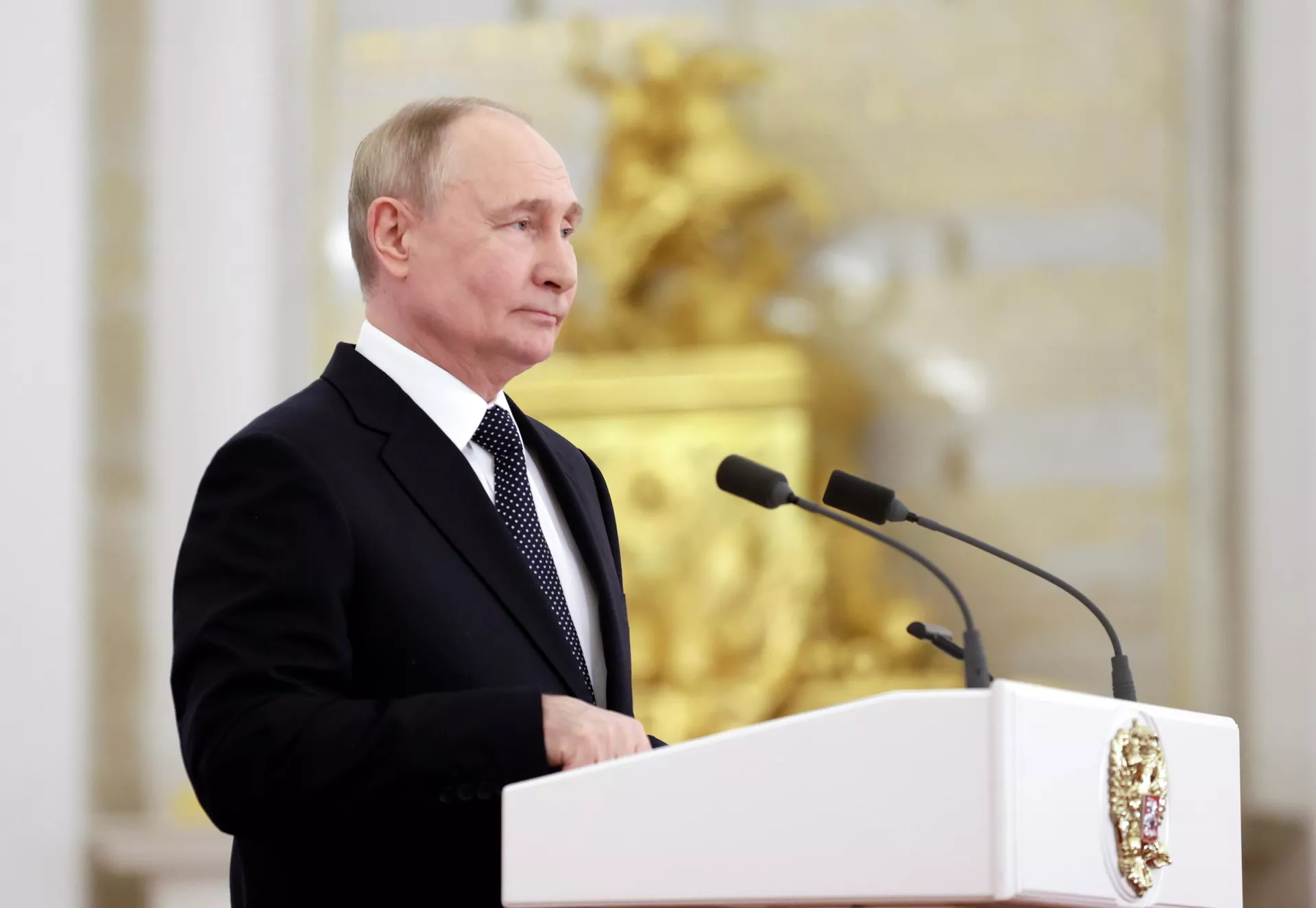 Vladimir Putin, presidente da Rússia, parabeniza formandos do Ministério da Defesa, do Ministério para Situações de Emergência, do Serviço Federal de Segurança, do Serviço Federal de Guarda, do Serviço Federal de Tropas da Guarda Nacional e do Ministério do Interior, em 21 de junho de 2024 - Sputnik Brasil, 1920, 25.06.2024