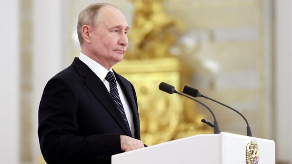 Vladimir Putin, presidente da Rússia, parabeniza formandos do Ministério da Defesa, do Ministério para Situações de Emergência, do Serviço Federal de Segurança, do Serviço Federal de Guarda, do Serviço Federal de Tropas da Guarda Nacional e do Ministério do Interior, em 21 de junho de 2024 - Sputnik Brasil