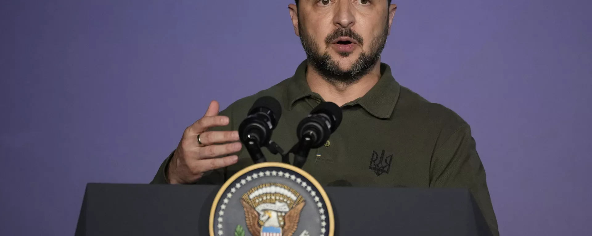 Vladimir Zelensky, presidente de fato da Ucrânia, fala com jornalistas durante coletiva de imprensa após assinar acordo de segurança bilateral com Joe Biden, presidente dos EUA (fora da foto), durante os bastidores da cúpula do G7 em Savelletri, Itália, 13 de junho de 2024 - Sputnik Brasil, 1920, 06.09.2024