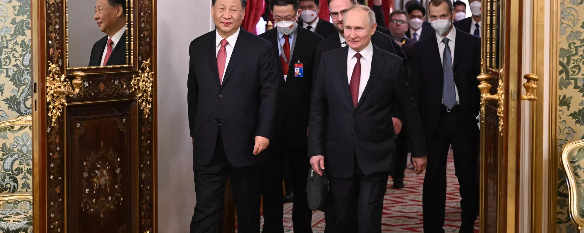 O presidente chinês Xi Jinping e o presidente russo Vladimir Putin chegam antes das negociações Rússia-China em um formato restrito no Kremlin em Moscou - Sputnik Brasil, 1920, 21.06.2024
