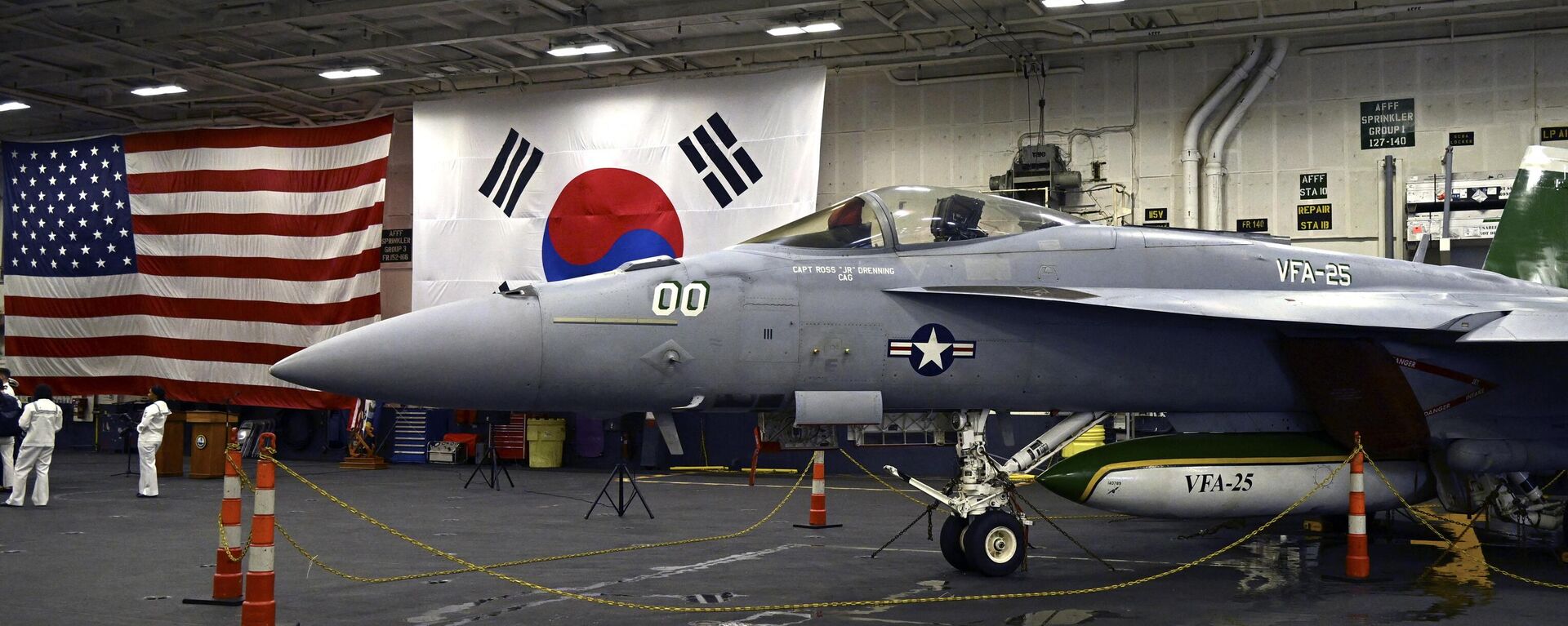 Caça F-18 no hangar do USS Theodore Roosevelt (CVN 71), um porta-aviões movido a energia nuclear, ancorado na Base Naval de Busan, em Busan, Coreia do Sul, 22 de junho de 2024 - Sputnik Brasil, 1920, 22.06.2024