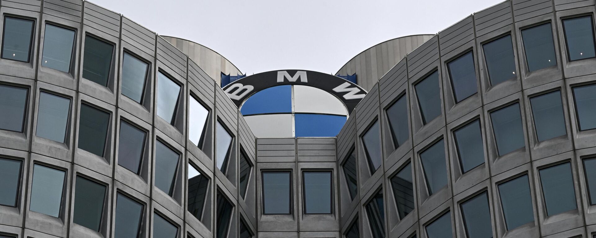 A sede da montadora alemã BMW é retratada em 10 de maio de 2023 em Munique, sul da Alemanha. A reunião de acionistas da montadora BMW será realizada em Munique em 11 de maio de 2023 - Sputnik Brasil, 1920, 22.06.2024