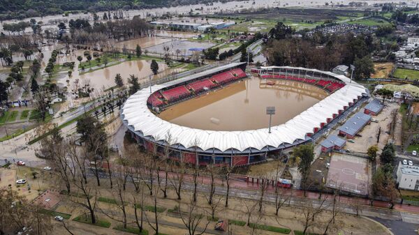O estádio Fiscal de Talca está inundado depois que o rio Claro transbordou durante fortes chuvas em Talca, Chile. 22 de agosto de 2023. O governo chileno decretou na terça-feira emergência agrícola nas regiões afetadas. ( - Sputnik Brasil
