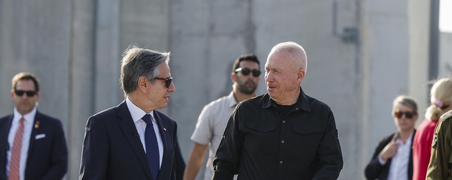 O secretário de Estado dos EUA, Antony Blinken (E), caminha com o ministro da Defesa de Israel, Yoav Gallant (D), na passagem de fronteira de Kerem Shalom em Kerem Shalom, Israel, 1º de maio de 2024 - Sputnik Brasil, 1920, 23.06.2024