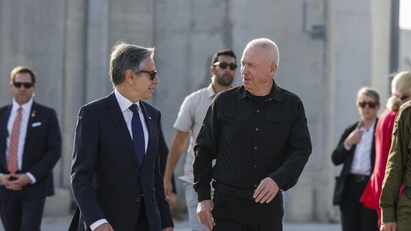 O secretário de Estado dos EUA, Antony Blinken (E), caminha com o ministro da Defesa de Israel, Yoav Gallant (D), na passagem de fronteira de Kerem Shalom em Kerem Shalom, Israel, 1º de maio de 2024 - Sputnik Brasil